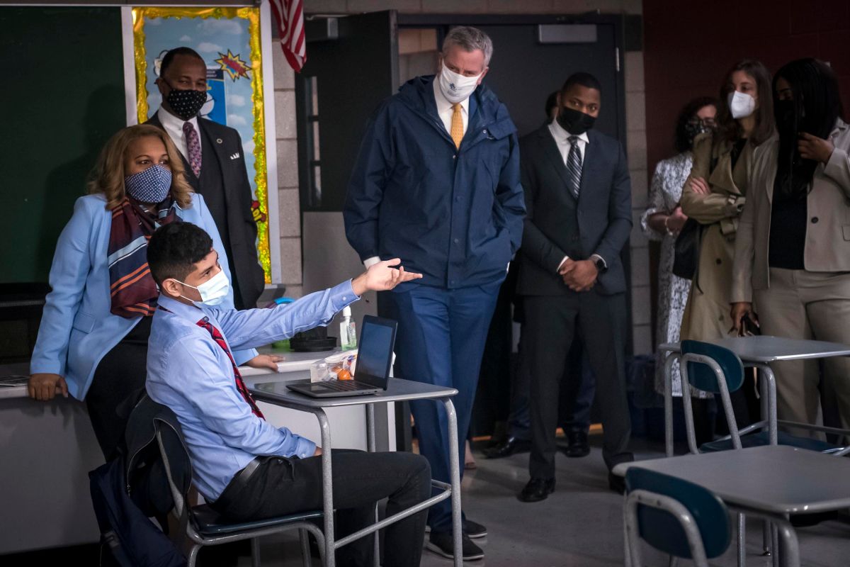 El Alcalde De Blasio en el primer día de clases presenciales en la escuela de El Bronx "School for Law, Government and Justice"