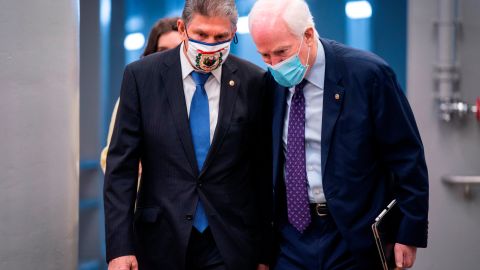 El senador demócrata Joe Manchin junto al republicano John Cornyn rumbo al hemiciclo del Senado este viernes.