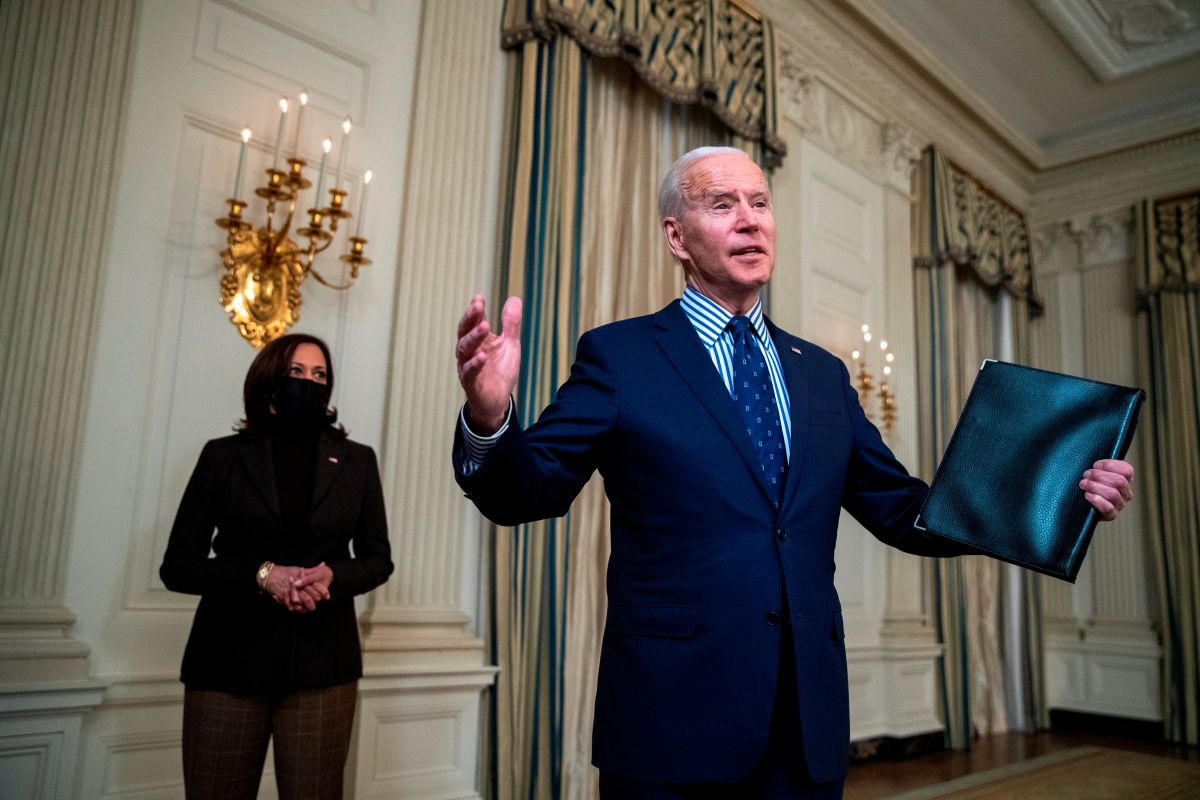 Biden estima que 85 % de hogares en EE.UU. recibirán cheques de estímulo de $1,400 dólares