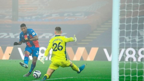 Patrick van Aanholt en la jugada que falló