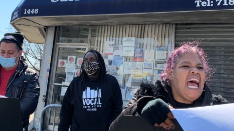 Manifestantes frente a la oficina de Carl Heastie exigieron la salida de Cuomo por acusaciones y por abandono a los más pobres