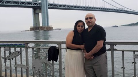 El inmigraren mexicano Edward Alonso Castillo junto a su pareja Rocío Molina.