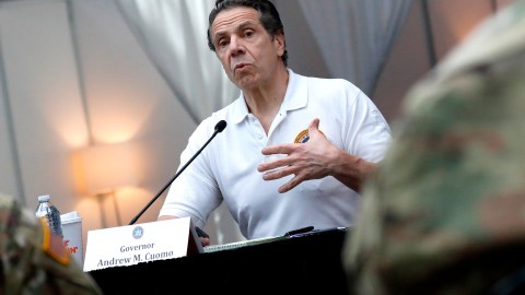 El gobernador Andrew Cuomo enfrenta varios escándalos a la misma vez.