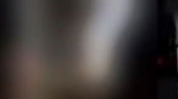 Vill mostró una foto en la que se ve a Cuomo agarrándola por las mejillas y besándola. / Suministrada oficina de Gloria Allred