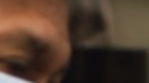 Uno de los cuatro video para promover la aplicación de la vacuna es en español.