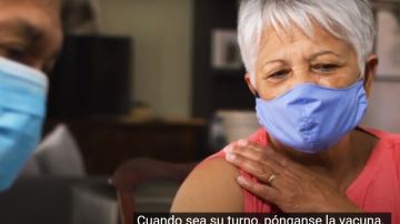 Uno de los cuatro video para promover la aplicación de la vacuna es en español.