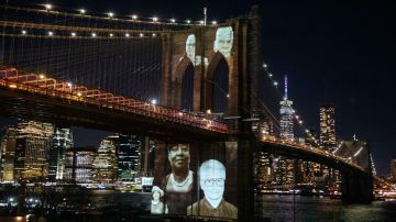 Imágenes de fallecidos en NYC fueron proyectadas en las torres que soportan el Puente de Brooklyn.