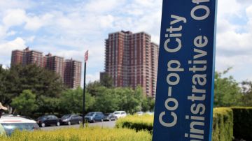 Co-Op City en El Bronx es un desarrollo de vivienda cooperativa, el más grandes de este tipo en todo el mundo, con más de 44,000 residentes.