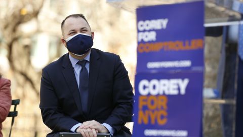 Corey Johnson lanzó su candidatura ayer en un parque en el centro de Manhattan.
