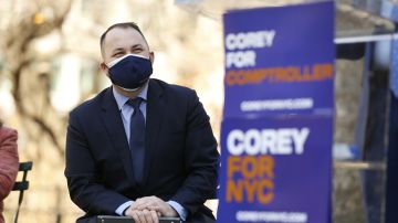 Corey Johnson lanzó su candidatura ayer en un parque en el centro de Manhattan.