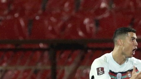 Ronaldo reclamó de forma airada contra el linier y recibió una amarilla.
