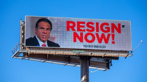 En Albany, la capital de Nueva York, colocaron ayer una valla publicitaria pidiendo al Gobernador que renuncie.
