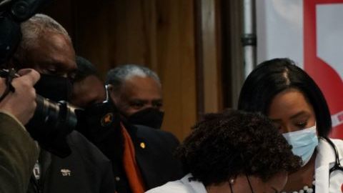 El gobernador Cuomo recibió este miércoles la vacuna en una iglesia en Harlem.