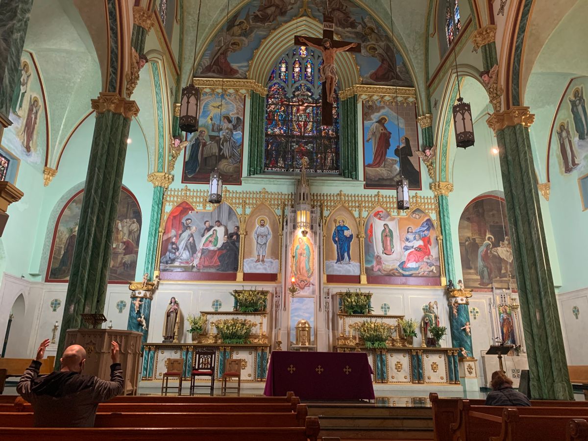 Celebran Semana Santa en NYC con iglesias abiertas con límites y ceremonias virtuales debido al COVID-19