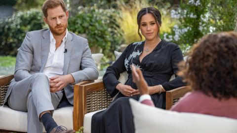 El príncipe Harry y Meghan Markle en entrevista con Oprah Winfrey.