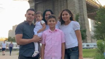 El venezolano Luis Maldonado y su familia sienten una gran esperanza con la medida migratoria.