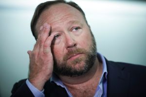 VIDEO: "Estoy harto del fu****g Donald Trump", dice Alex Jones