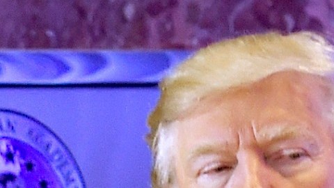 El expresidente Trump, uno de su hijos y Allen Weisselberg.