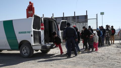 La Patrulla Fronteriza procesa rápidamente a los inmigrantes que detiene en la frontera.