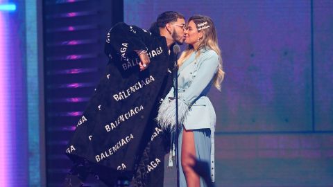 Parece que esta imagen, en la que Karol G no reaccionaba al beso de Anuel AA, ya presagiaba el final de su amor.