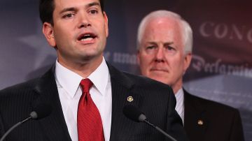 Los senadores republicanos Marco Rubio y John Cornyn.