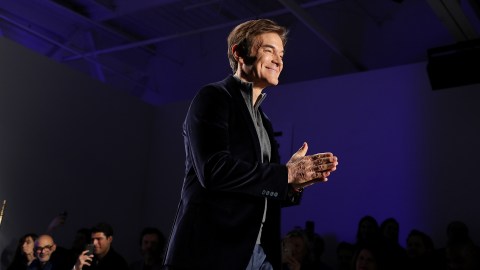 Dr. Mehmet Oz, desfilando en NY Fashion Week 2020