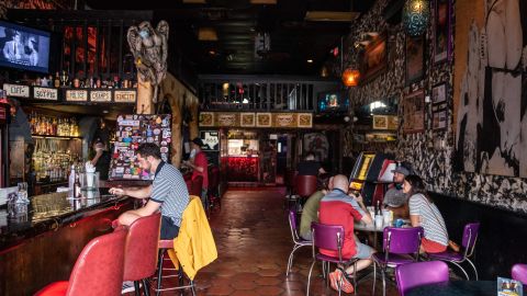 Los restaurantes en Texas sin empleados tras el levantamiento de las reglamentaciones por COVID-19GettyImages-1222990958.jpeg