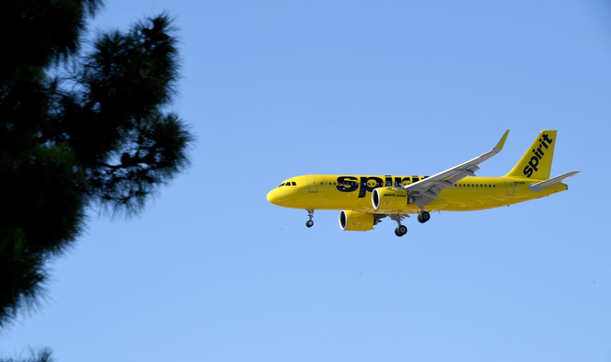 El vuelo 185 de Spirit Airlines que se dirigía de Cleveland a Los Ángeles tuvo que aterrizar dos horas después del despegue en el aeropuerto de Denver. 
