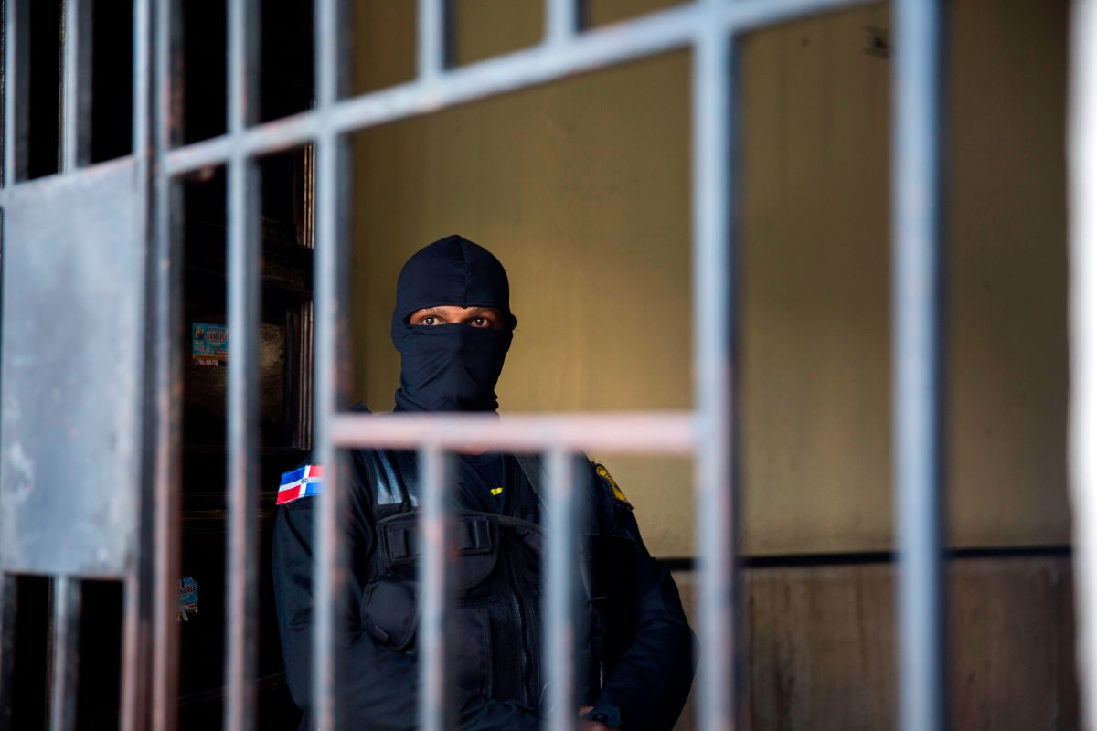 Un guardia custodia la entrada de prisioneros y abogados en el Palacio de Justicia en Santo Domingo, República Dominicana.