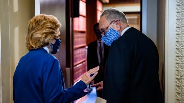 Los senadores demócratas Debbie Stabenow y Chuck Schumer en una foto de archivo en el Capitolio federal.