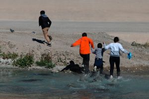 Dos inmigrantes mueren ahogados mientras cruzaban el Río Bravo ante la mirada indiferente de la Patrulla Fronteriza
