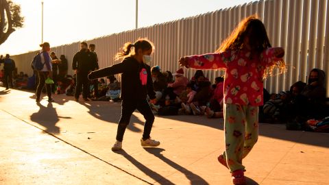 Ninos migrantes en la frontera
