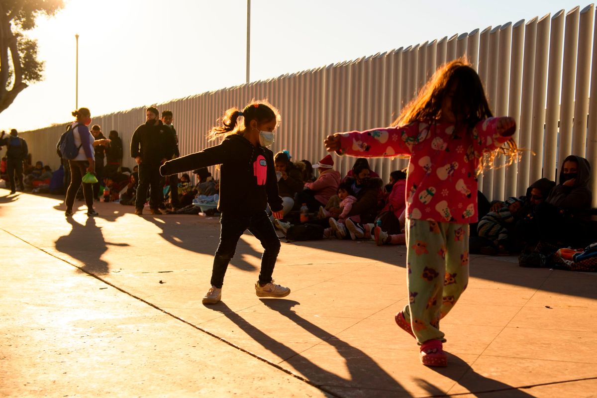 Niños juegan en el campamento de migrantes en la garita de El Chaparral, en Tijuana.  