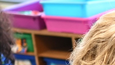 La primera dama Jill Biden apoya la reapertura segura de colegios.
