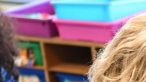 La primera dama Jill Biden apoya la reapertura segura de colegios.