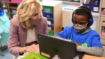 La primera dama Jill Biden apoya la reapertura segura de colegios.