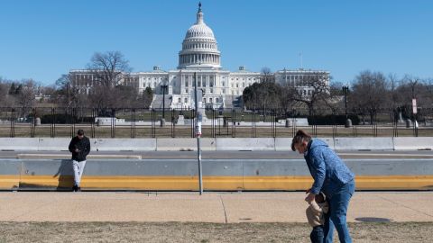 Si no tienes no pagas impuestos sobre los primeros $10,200 dólares que recibas del seguro de desempleoGettyImages-1231602476.jpeg