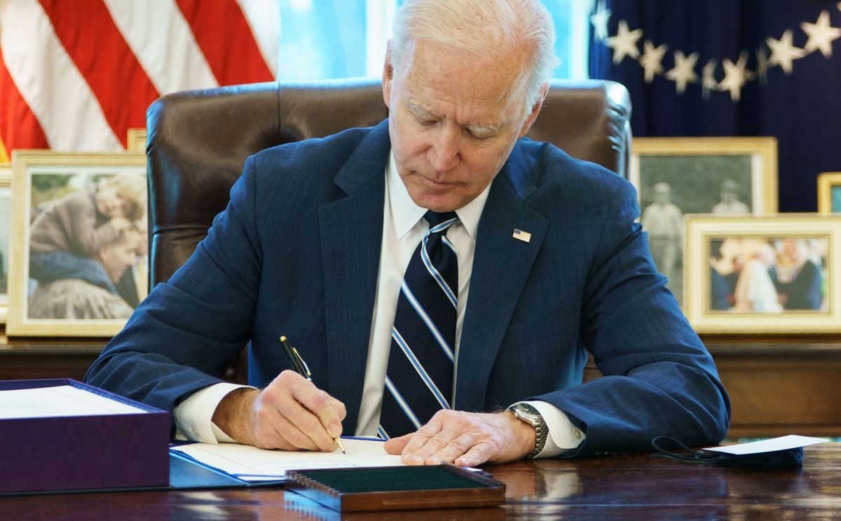 El presidente Biden decidió enviar un mensaje con el cheque de estímulo.