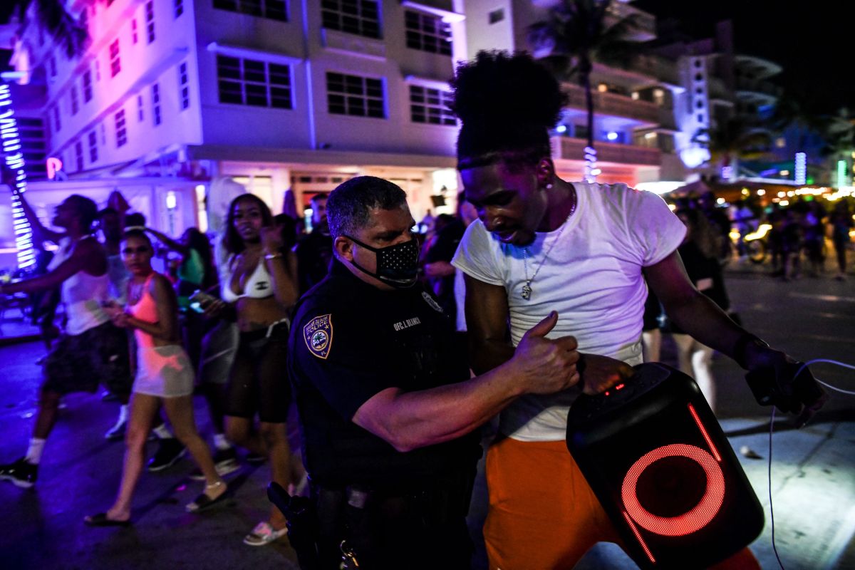 La Policía de Miami Beach interviene con un visitante en la zona de Ocean Drive por música alta en la calle.