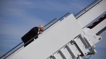 Joe Biden tropieza al subir al avión presidencial