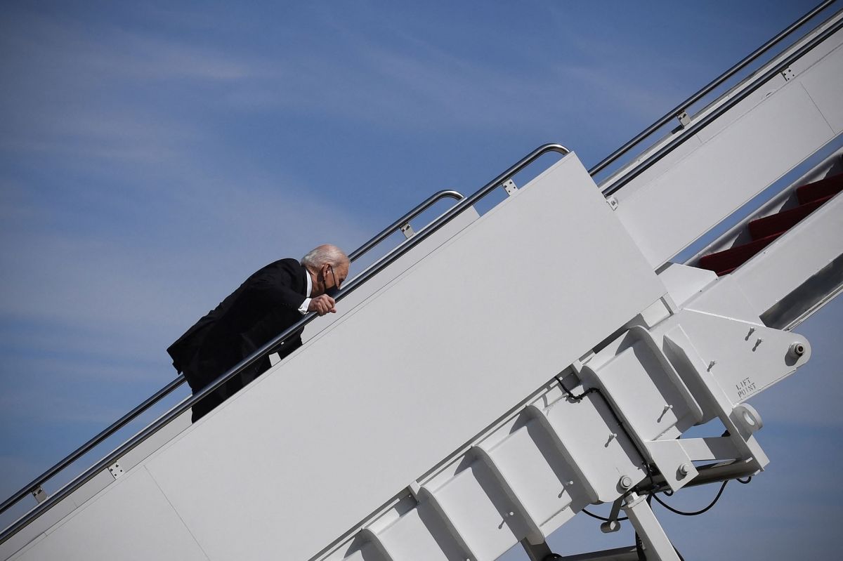 Biden tropezó el 19 de marzo al subir al Air Force One.