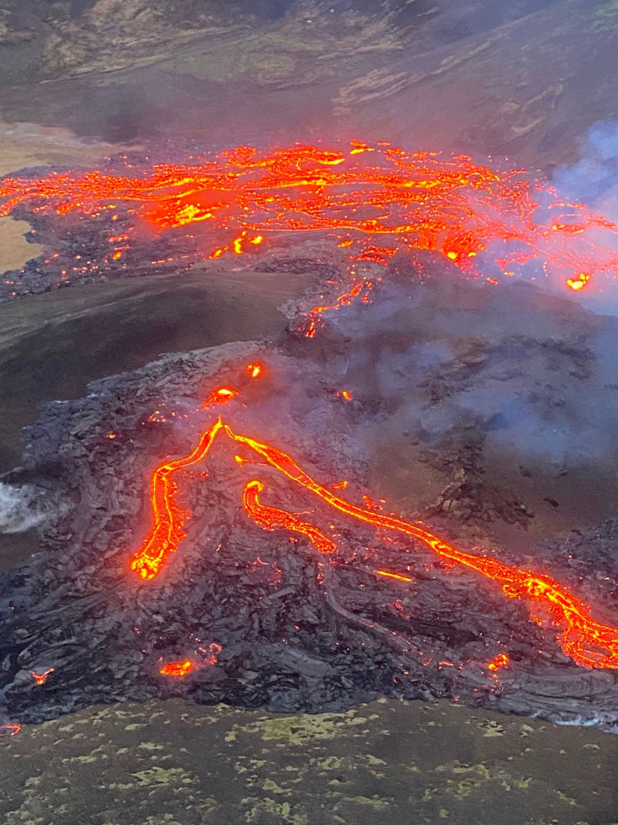 Imágenes del volcán Fagradalsfjall, en Islandia, este sábado.