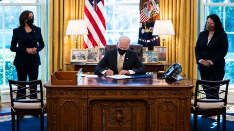 Biden estuvo acompañado de la vicepresidenta Kamala Harris y de la administradora de Pequeños Negocios, Isabella Casillas Guzman.