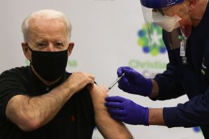 Administración Biden destina $10,000 millones a plan de vacunas contra COVID-19 para poblaciones vulnerables