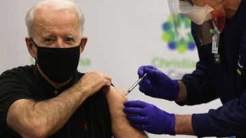 El presidente Biden busca que la toda de la población tenga acceso a la vacuna contra COVID-19 en mayo.