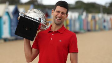 Novak Djokovic sostiene el trofeo del Abierto de Australia.
