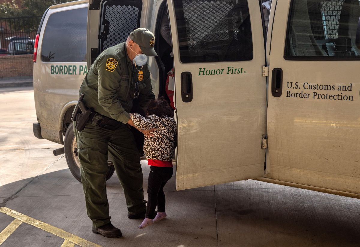 La Administración Biden prioriza la atención de familias y niños no acompañados en la frontera.