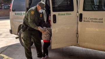La Administración Biden prioriza la atención de familias y niños no acompañados en la frontera.