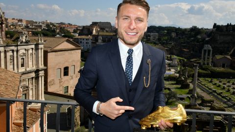 Ciro Immobile posando con la Bota de Oro