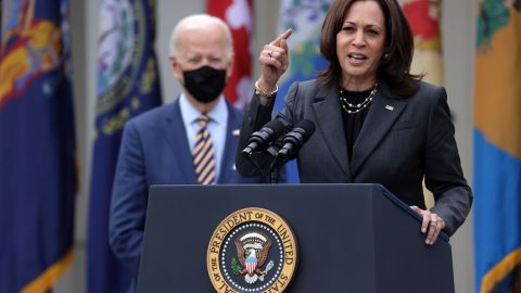 La vicepresidenta Kamala Harris junto al mandatario Joe Biden, marzo 2021.